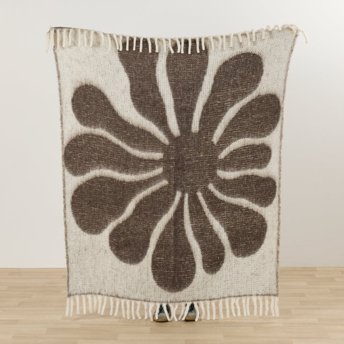 Happy Throw - Brown/White thick cosy throw with playful organic brown pattern and fringe ends.